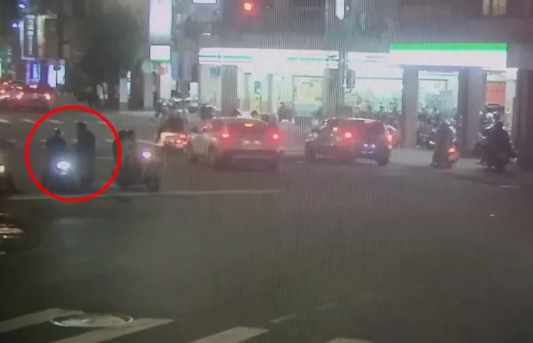 李男未戴安全帽，見警即跳車。翻攝畫面