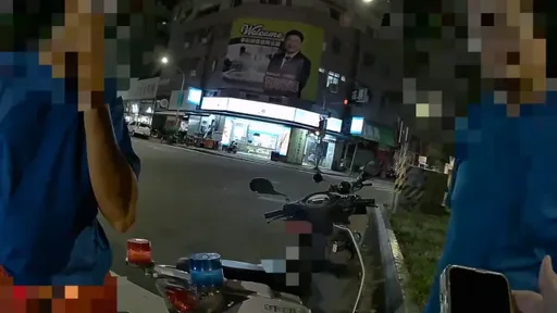沒戴安全帽遇警秒跳車！乘客接手騎車　卻因這事雙雙荷包大失血