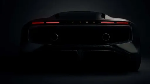 Lotus重返V8懷抱　預告千匹油電超跑即將登場