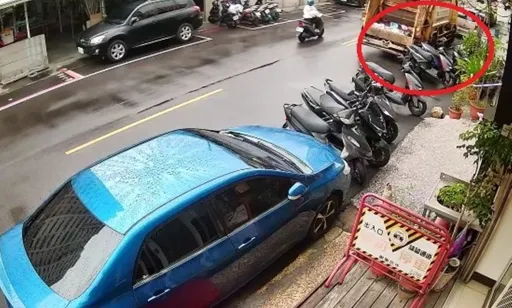 愛車被撞倒現傷痕　車主心痛報警追緝肇逃者