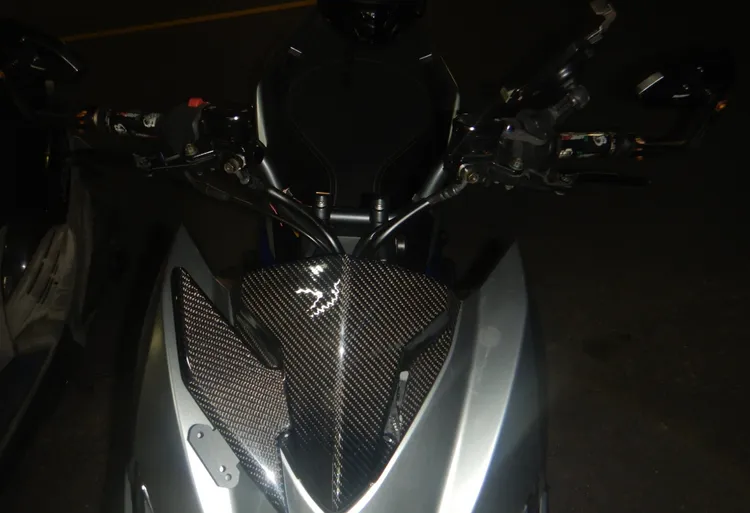 王男機車被民間清運車擦撞出現多處損傷，趕緊報警求助。翻攝畫面
