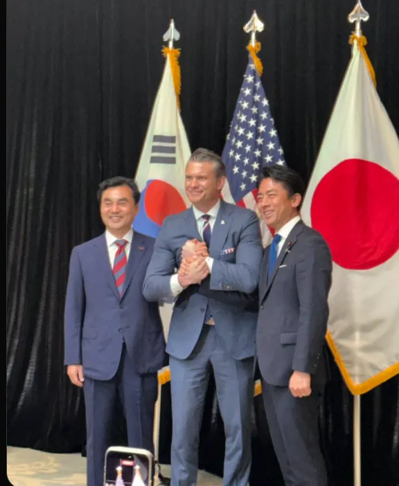 與美國南韓防長合影。日本防衛相小泉進次郎X
