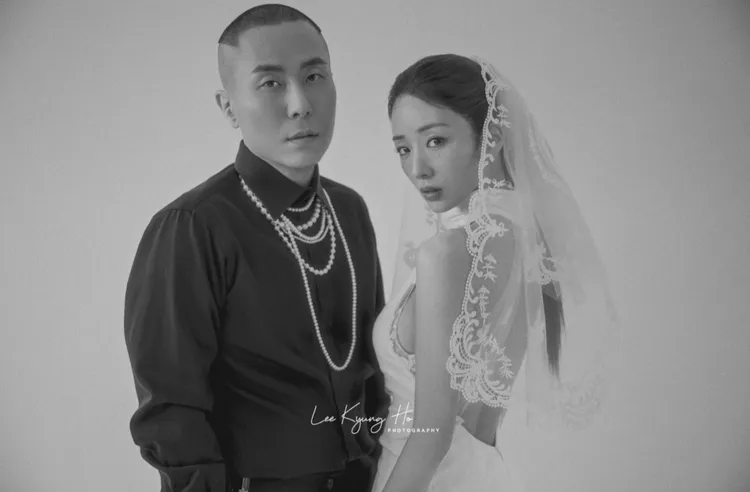 尹普美身穿露背白紗，與Rado拍攝黑白婚紗照。翻攝leekyungho攝影師IG