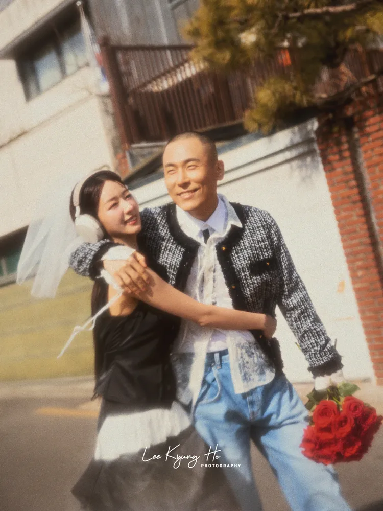 尹普美甜擁Rado，露出幸福洋溢的笑容。翻攝leekyungho攝影師IG
