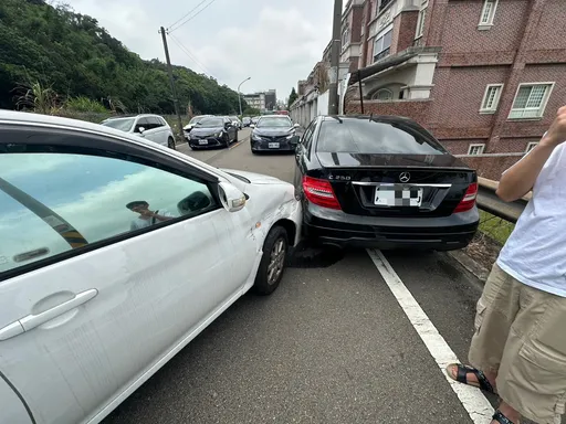苗栗轎車自撞路邊賓士　毒駕男趁機丟棄電子煙管遭民眾識破