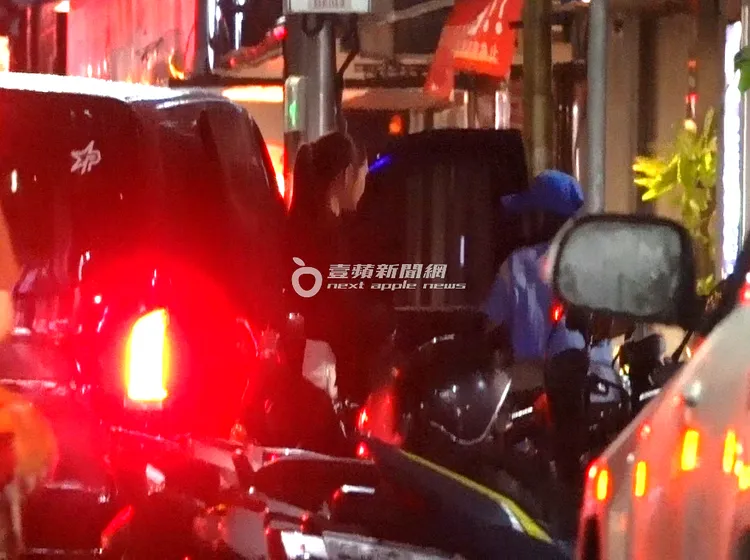 安心亞結束工作後，搭乘保母車回到東區5300萬華廈。特勤中心攝