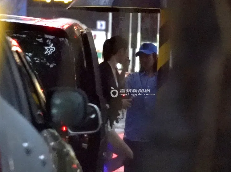 安心亞在保母車上換了一身便裝，準備前往下個行程。特勤中心攝