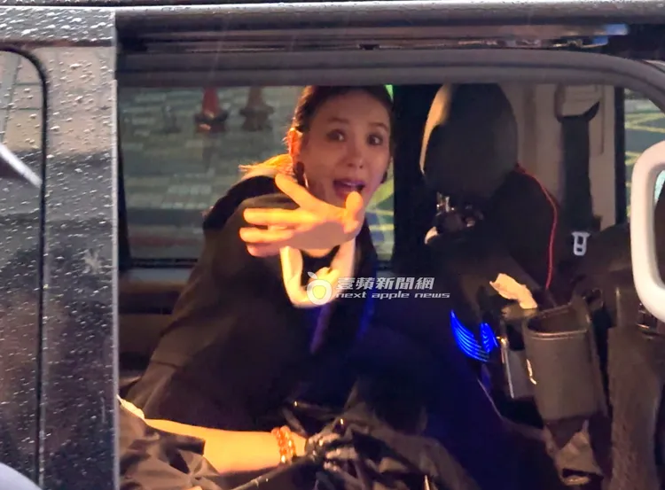 上車後，安心亞特意開門向車外粉絲揮手道別。特勤中心攝