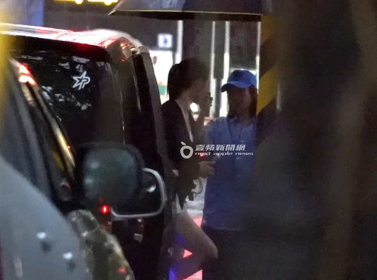 安心亞在保母車上換了一身便裝，準備前往下個行程。特勤中心攝