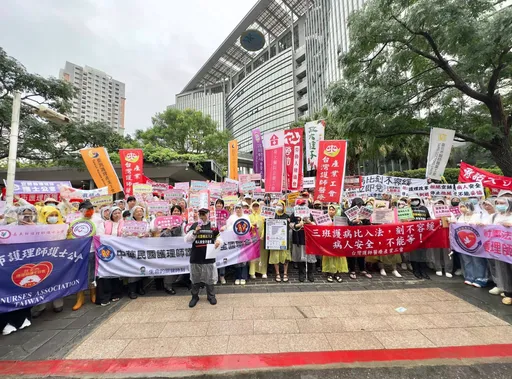 上千護理師包圍衛福部　風雨中怒吼「護病比入法」