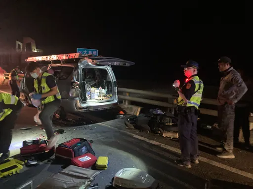 台東台9線大武路段嚴重車禍　騎車雙載撞路邊汽車２命危