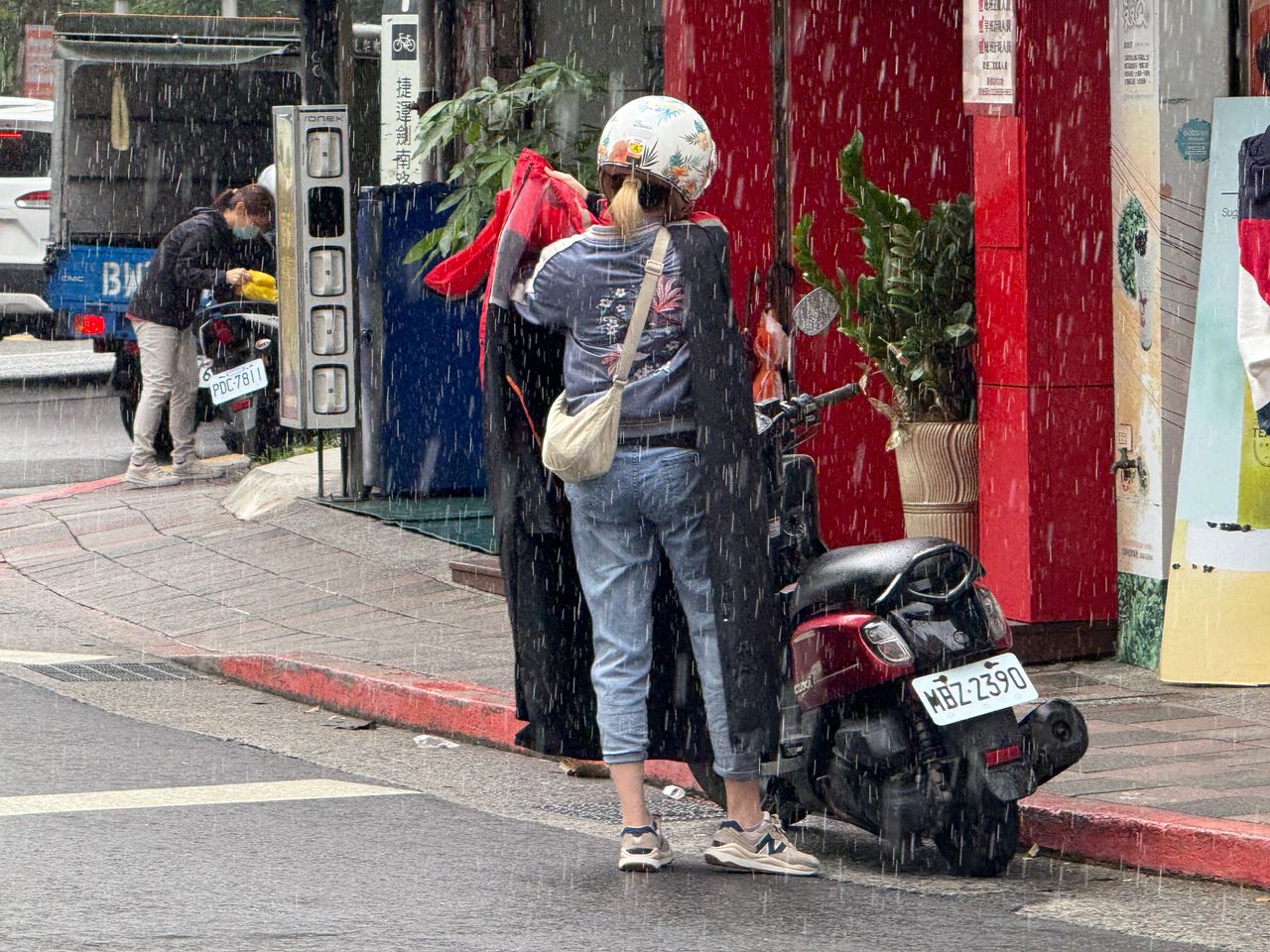 午後雷雨要來了!大台北、宜蘭慎防大雨 高溫恐飆36°C