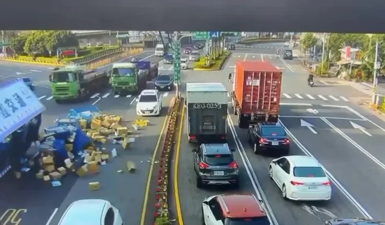 貨櫃車貨物摔落地。翻攝畫面