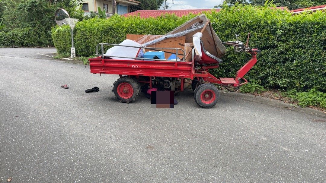 農用搬運車擦撞機車 離奇!女駕駛噴飛再遭追輾命危