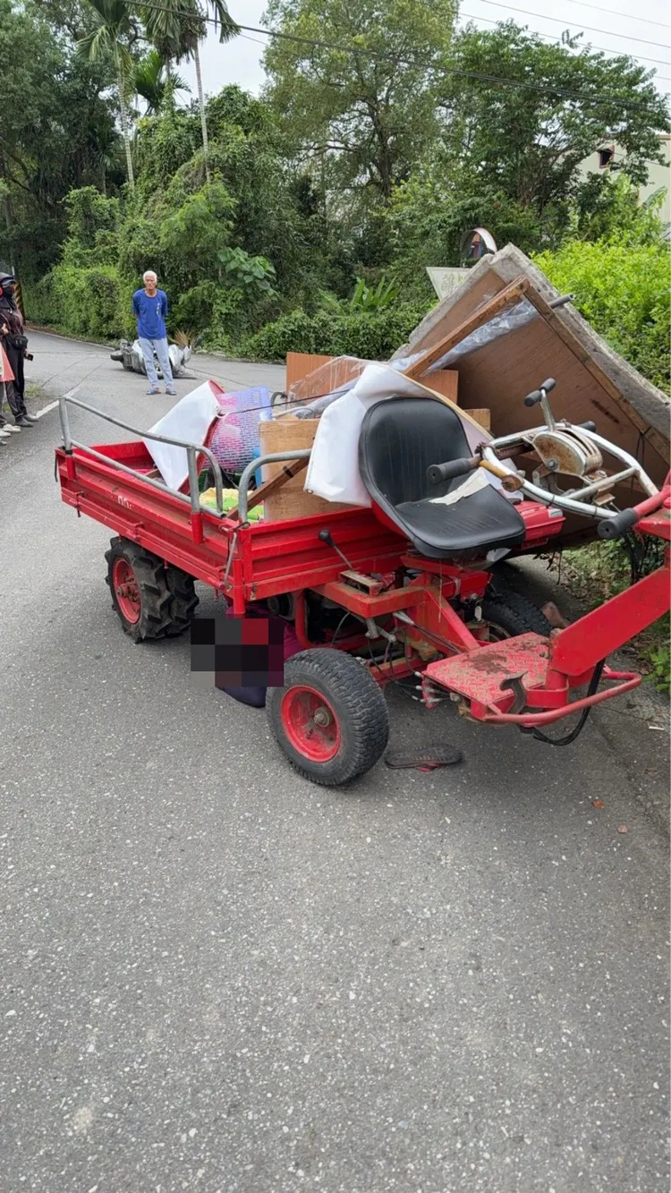 機車與農用車擦撞交通事故。民眾提供