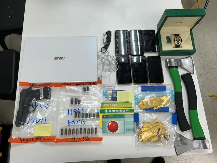 警方查獲槍械、毒品等證物。翻攝畫面