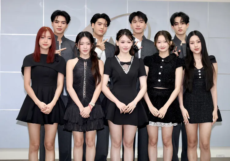 CLO' VER由Aungapo（後排左起）、Ashi、Keen、Barcode組成，FELIZZ成員有Sangt（前排左起）、Acare、Chari、Pream、Chelsea，Jaoying身體不適缺席。莊宗達攝