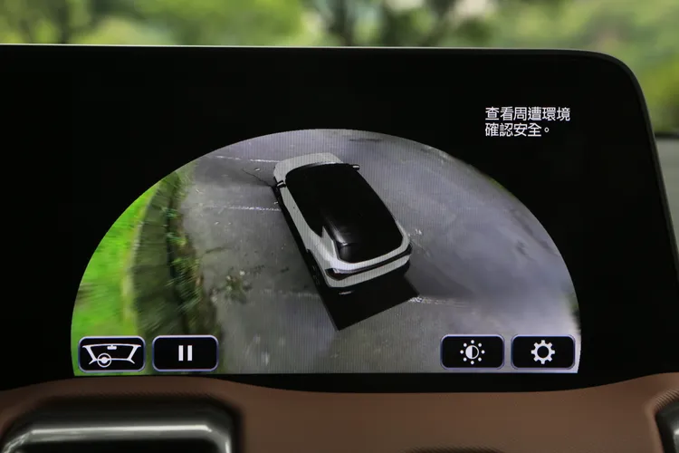360度環景影像輔助系統為e Vitara全車系標配，車輛啟動時即會自動環視周遭，協助駕駛掌握周邊環境與死角狀況。林浩昇攝