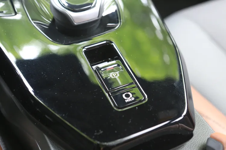 電子手煞車及Auto Hold也是全車系標準配備。林浩昇攝