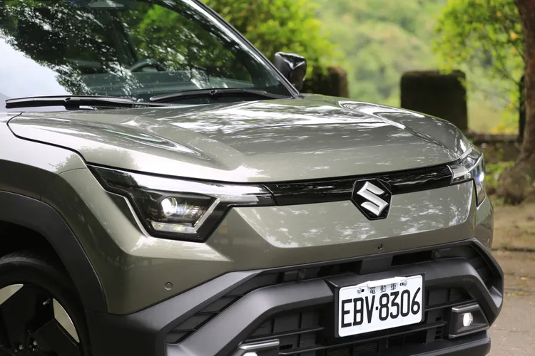 Suzuki e VITARA ALLGRIP-e靠著鮮明個性與四驅系統，在同級電動休旅中走出獨特路線，提供不同於主流的選擇。林浩昇攝