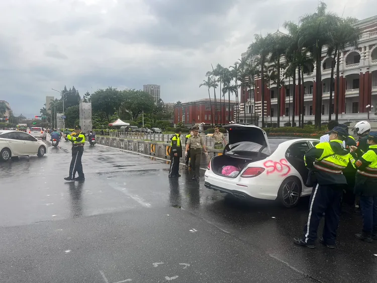 杜男當時駕駛賓士車離開AIT後，又前往總統府抗議並衝撞。資料照片