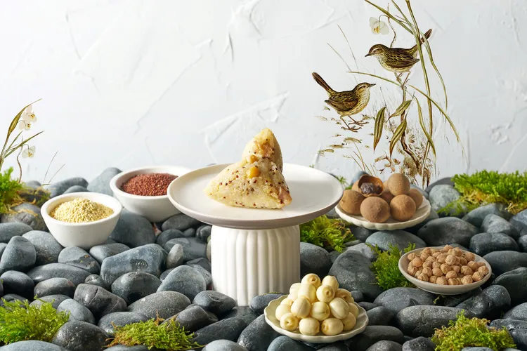 「紅藜蓮香甜粽」，以圓糯米與金黃小米為基底，加入紅藜麥堆疊出豐富的穀物香氣，選用鬆軟綿密的蓮子與雪蓮子，搭配醇厚桂圓，交織出甜而不膩、潤而不燥的優雅風味。台北美福大飯店提供