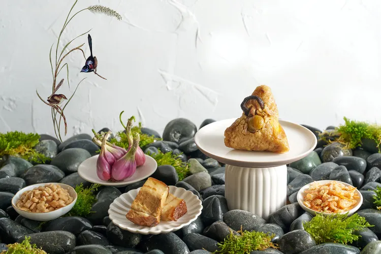 「栗香蛋黃肉粽」，軟嫩的梅花豬胛心肉與鮮美香菇，加入甜潤的栗子與爽脆菜脯，為口感增添豐富鹹甜層次，勾勒出記憶中最溫暖、純粹的好滋味。台北美福大飯店提供