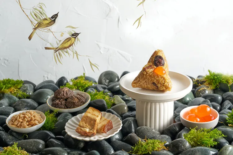 迎合喜愛傳統味的饕客，另有「經典古早味粽」，滿載家鄉味的傳統肉粽，選用Q彈的圓糯米，搭配香滷梅花豬肉、菜脯、蝦米與鴨蛋黃等食材，甘醇醬香與食材風味沁入糯米，香氣交織。台北美福大飯店提供