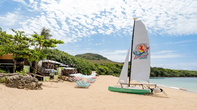 「LA PLAGE LONGCHAMP瓏驤海灘俱樂部」同步在墾丁小灣沙灘登場。品牌提供