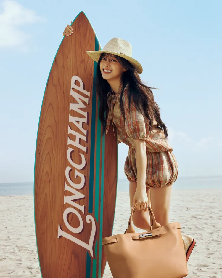 LONGCHAMP品牌大使金世正在形象照中搶先曝光全新衝浪板。品牌提供