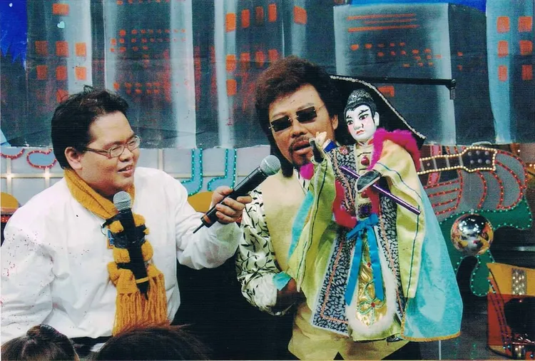 阿忠（左）過去曾上遍各大節目表演。翻攝自阿忠布袋戲臉書