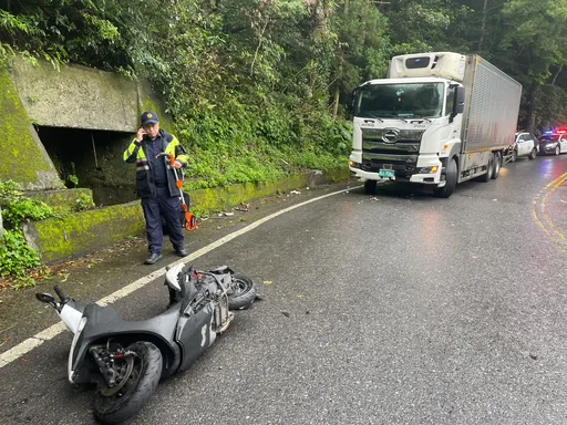 北宜公路驚悚對撞曝！男騎士疑過彎自摔滑撞大貨車　胸部重創不治