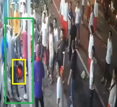 曾蔡美佐(黃框)跌倒後，眾人只朝曾維斌(綠框灰衣男)持續動手，並沒有人朝地上攻擊。翻攝畫面