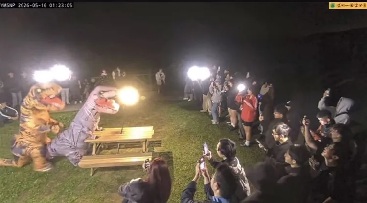 有民眾穿上恐龍裝模仿打野戰場景。翻攝《陽明山國家公園管理處INFO》的YT頻道