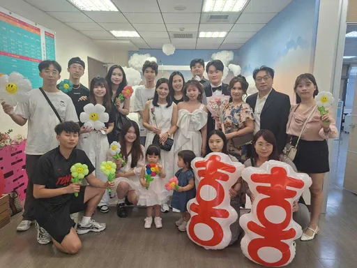 竹市520逾72對新人完成結婚登記　高虹安贈限定玫瑰祝「幸福啟程」