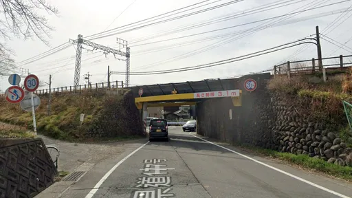21歲女坐副駕「頭手伸車外」　腦袋撞上鐵道涵洞牆壁喪命