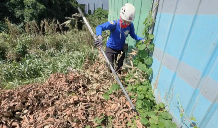 警消與民間救災團體搜救失蹤婦人。民眾提供