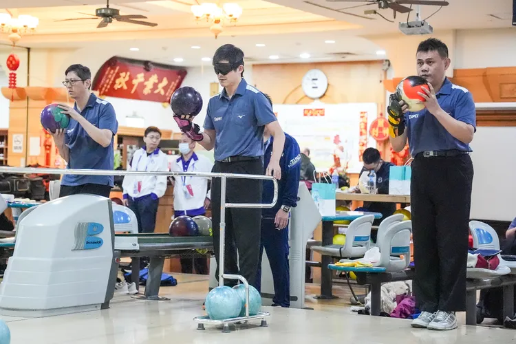 臺北市（左起）楊志賢、邱文昇、柯茗碩聯手出擊保齡球三人賽A組摘金。體育局提供