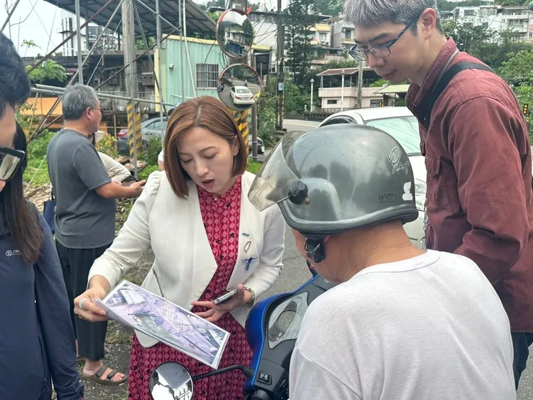 跟當媒體記者一樣，陳乃瑜也常會接到民眾陳情，而無論大小事情對她而言，都是肩上的一份責任。翻攝自IG