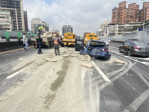 國道汐止段5車連環撞！大貨車水泥粉灑路面回堵5公里　清理近2小時才通車