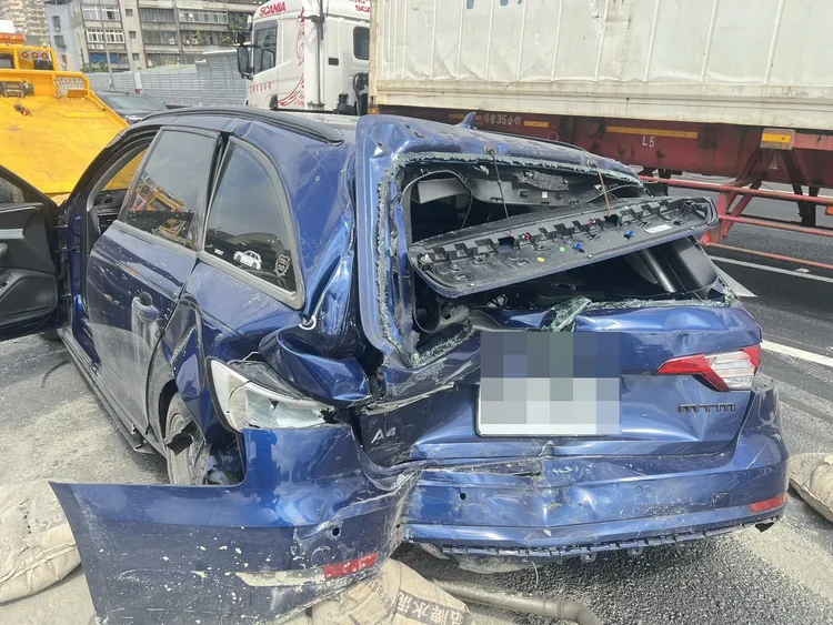 被撞小客車車尾嚴重毀損，駕駛送醫。翻攝畫面