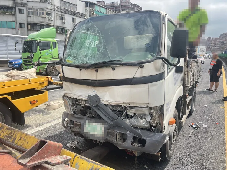 肇事大貨車車頭凹陷，駕駛疑似未注意前方車流而高速追撞釀禍。翻攝畫面