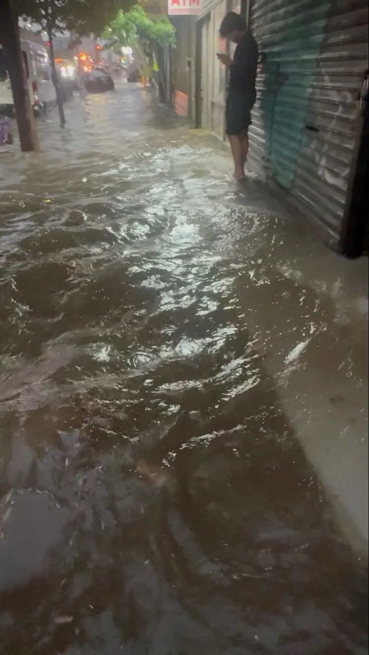 民眾無助被困在路邊。路透