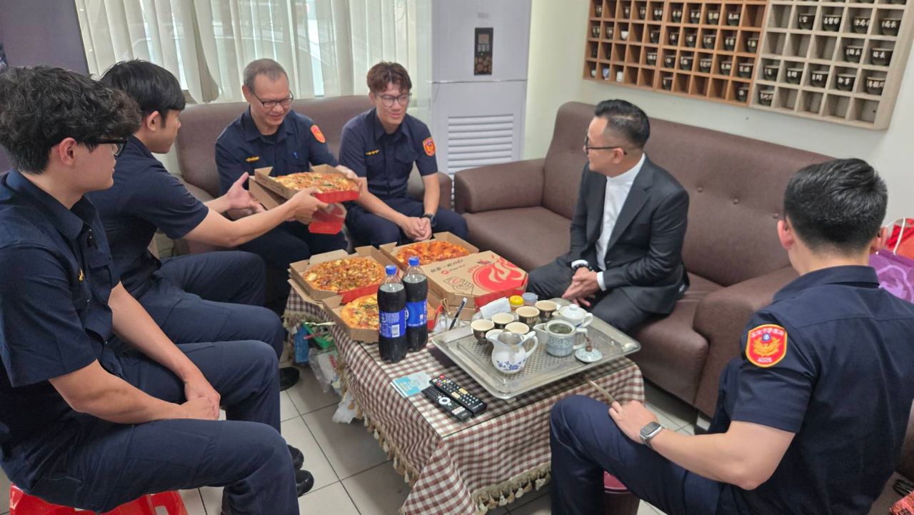基隆毒駕仔拒檢撞警車!童子瑋赴派出所打氣 盼修法遏止亂象