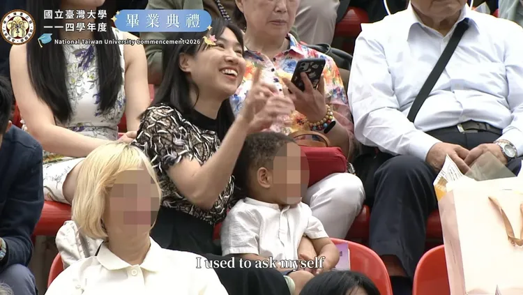 台大國際畢業生內森一席演講感動不少人，最後大方介紹在現場的台籍妻子及小孩。翻攝自台灣大學畢業典禮直播畫面