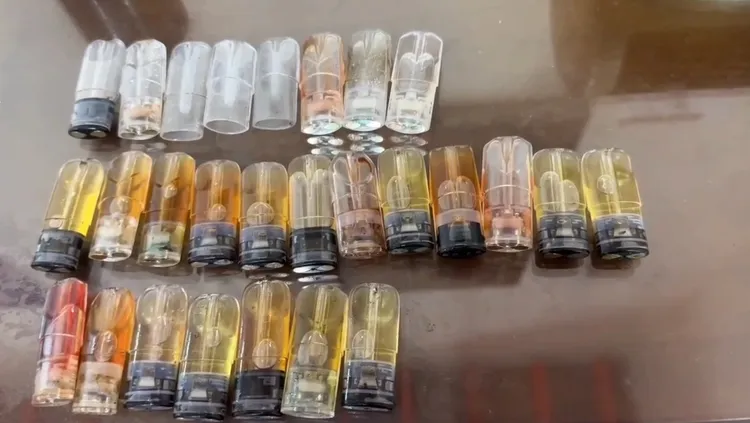 警方在民宅中查獲各式毒品與製毒原料等物。翻攝照片