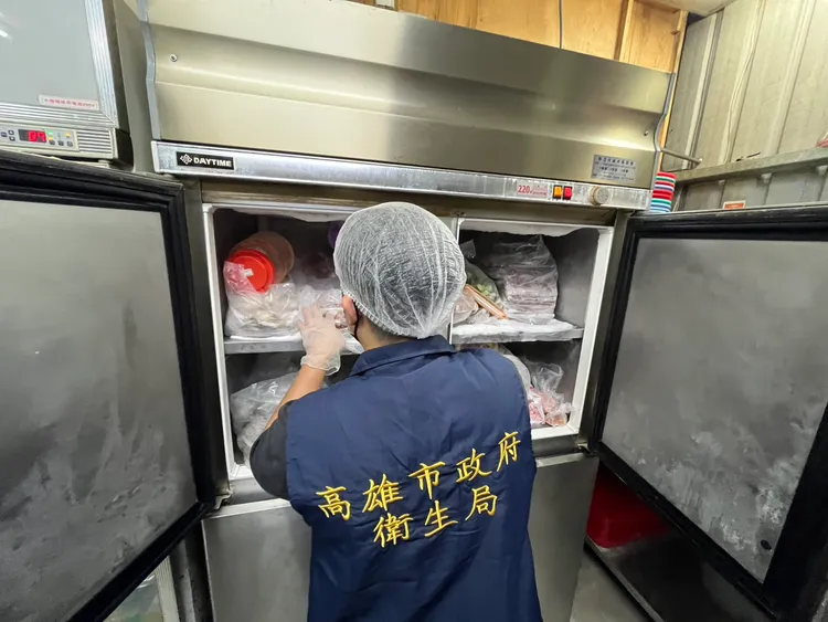 衛生局前往桶仔雞餐廳稽查。翻攝畫面