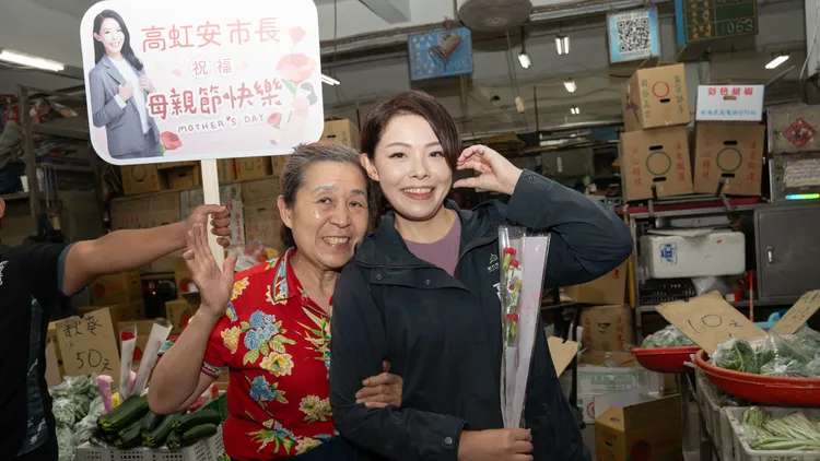 新竹市長高虹安10日前往果菜市場贈康乃馨合照。新竹市府提供
