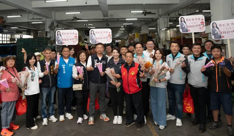 新竹市長高虹安10日前往果菜市場贈康乃馨合照。新竹市府提供