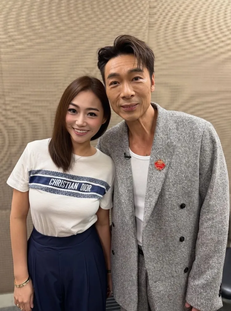 網友曝光許志安近期與粉絲合影，驚呼其「老了30歲」。翻攝自臉書社團「爆廢1公社」